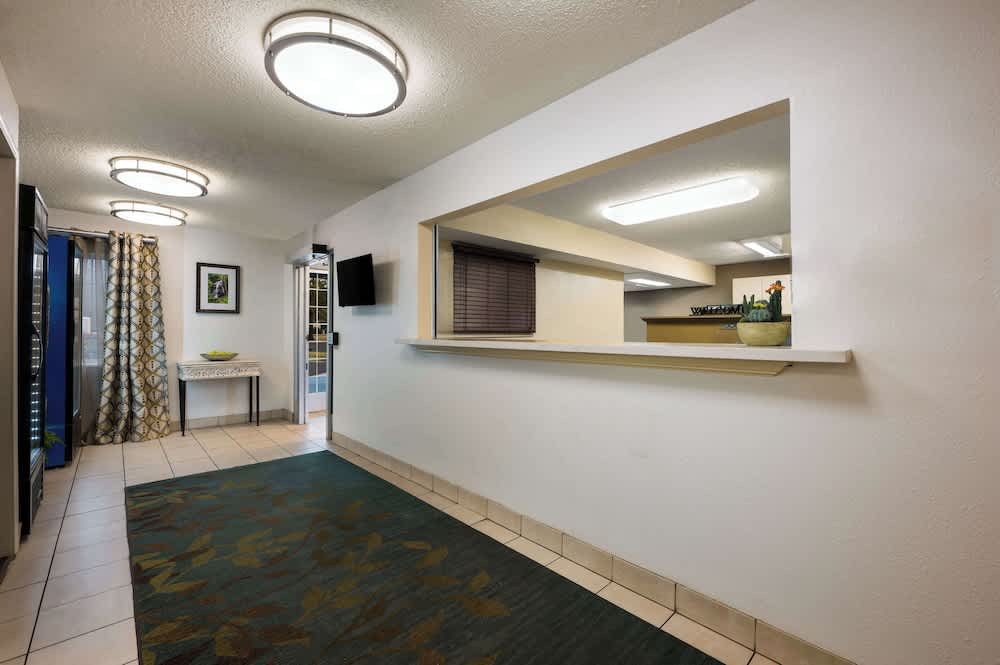 Sonesta Simply Suites Chicago Waukegan 2
