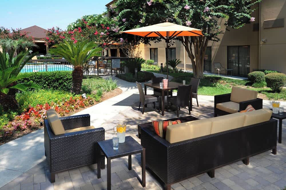 Courtyard by Marriott Houston Hobby Airport 1