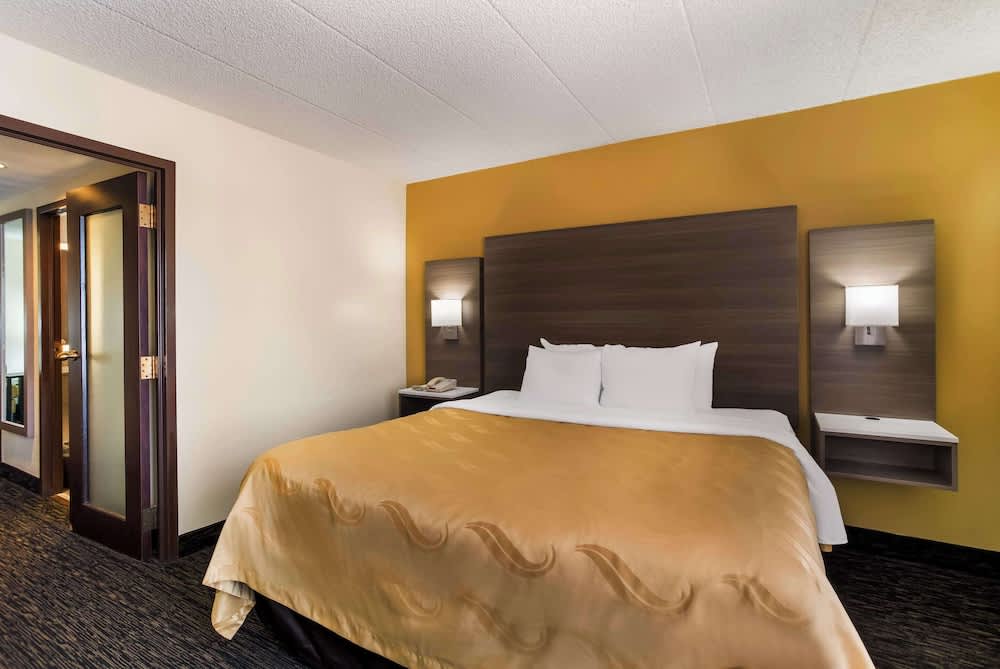Quality Suites Milwaukee Airport 1