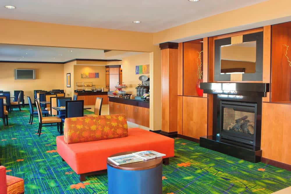 Fairfield Inn & Suites by Marriott Champaign 2