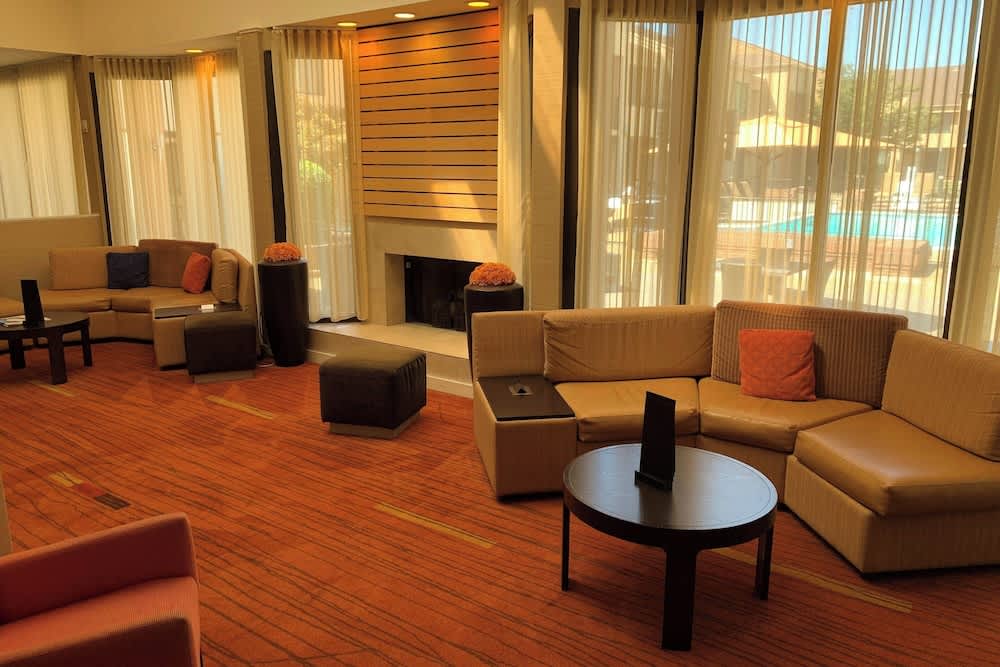Courtyard by Marriott Columbus 2