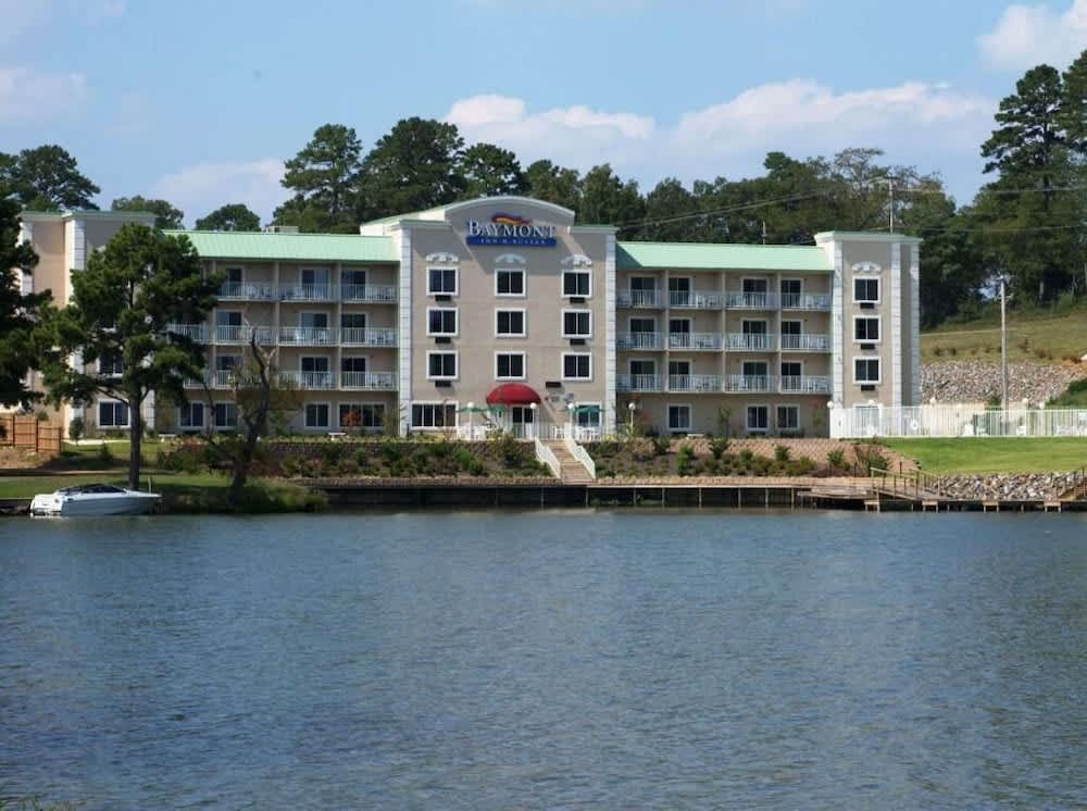 Baymont on the lake by Wyndham Hot Springs 1