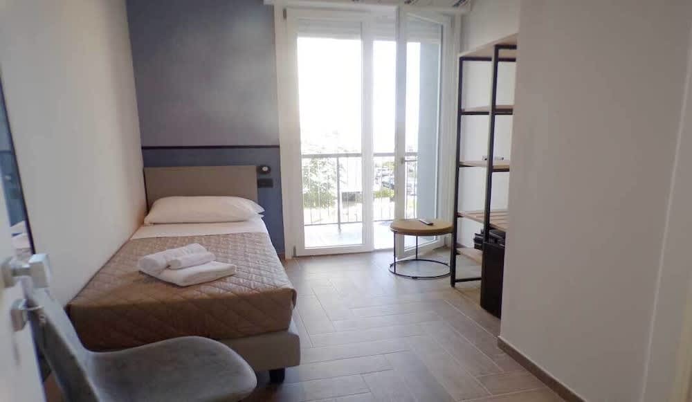 Global Hotel 1