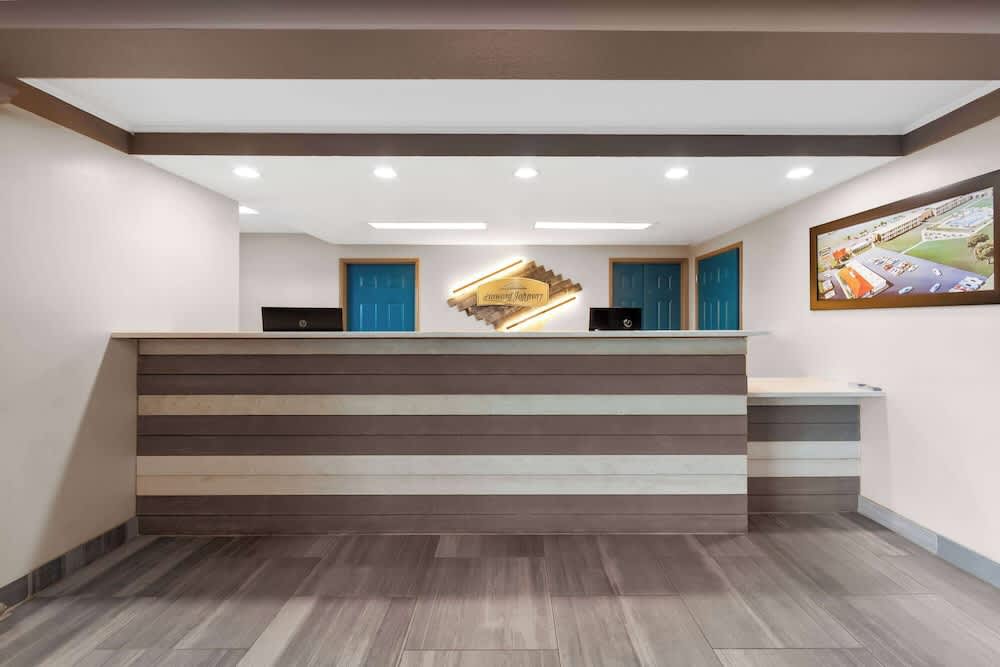 Howard Johnson by Wyndham Jackson 3