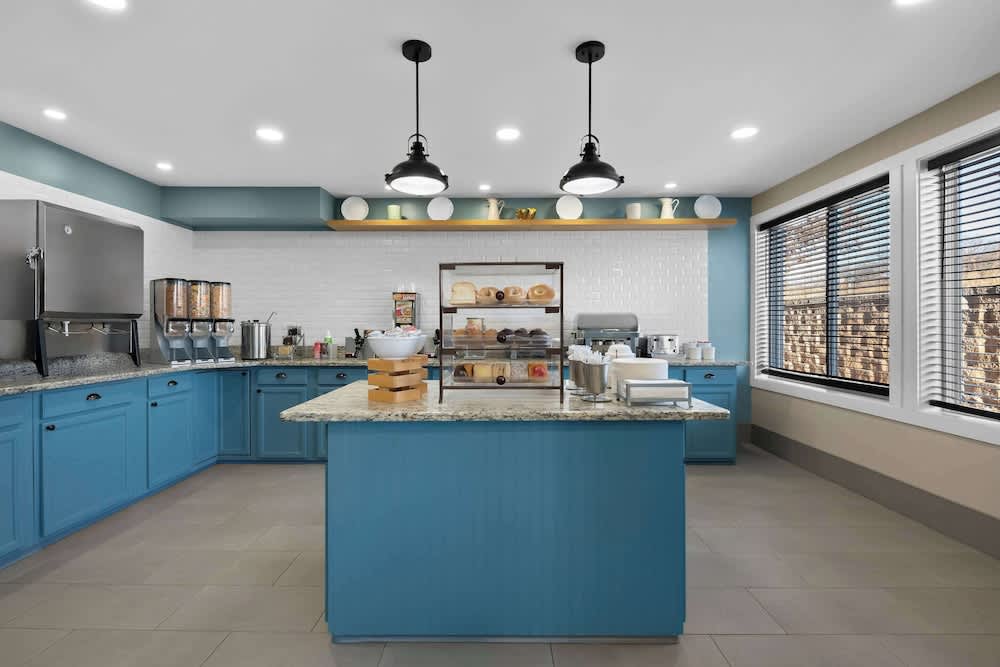 Country Inn & Suites by Radisson, Near The National Sports Center, Coon Rapids, MN 1