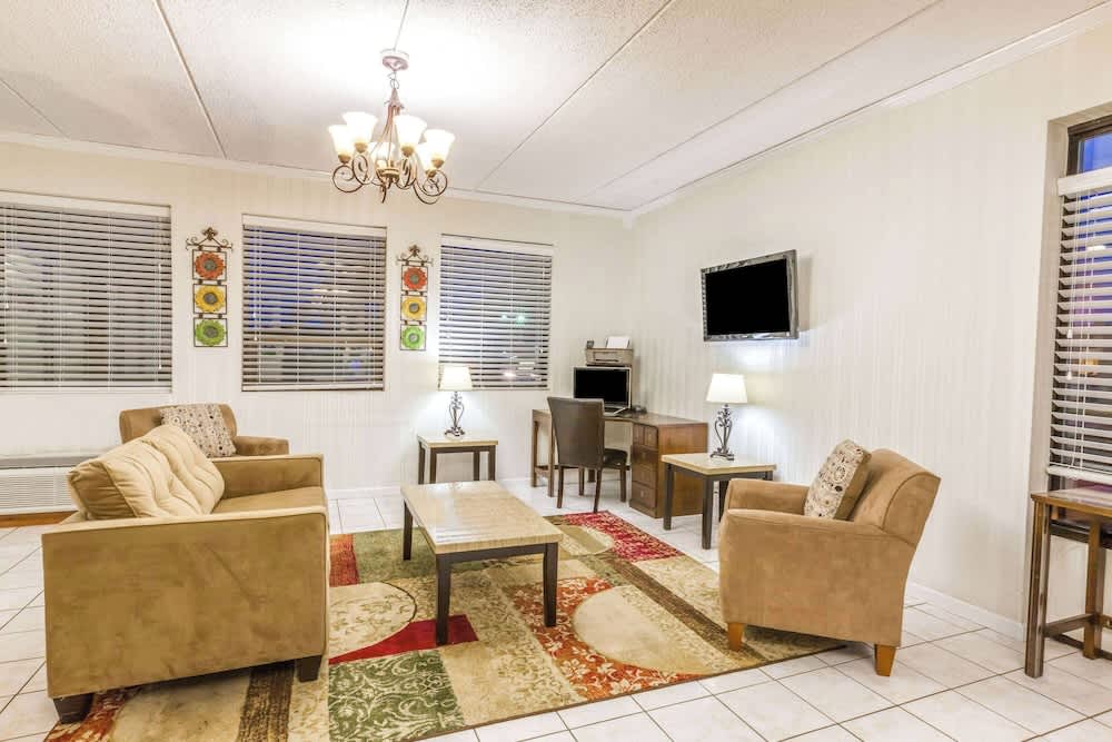 Days Inn by Wyndham Syracuse 2