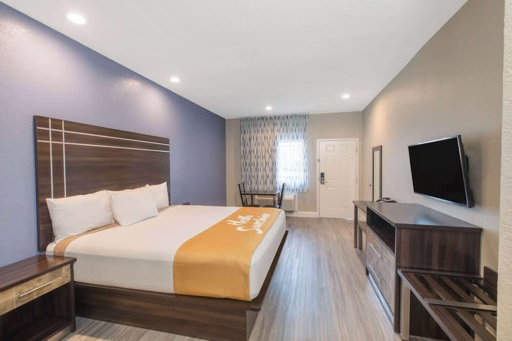 Days Inn & Suites by Wyndham La Porte 1