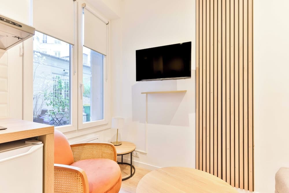 Modern Deluxe Studio in the Heart of Paris 2