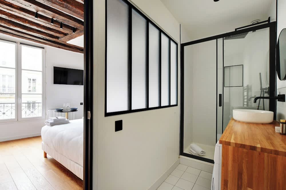 Charming studio A C - 2P - Le Marais 2
