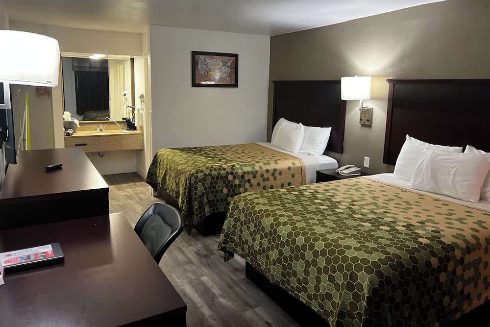 Econo Lodge Inn & Suites Macon North 1