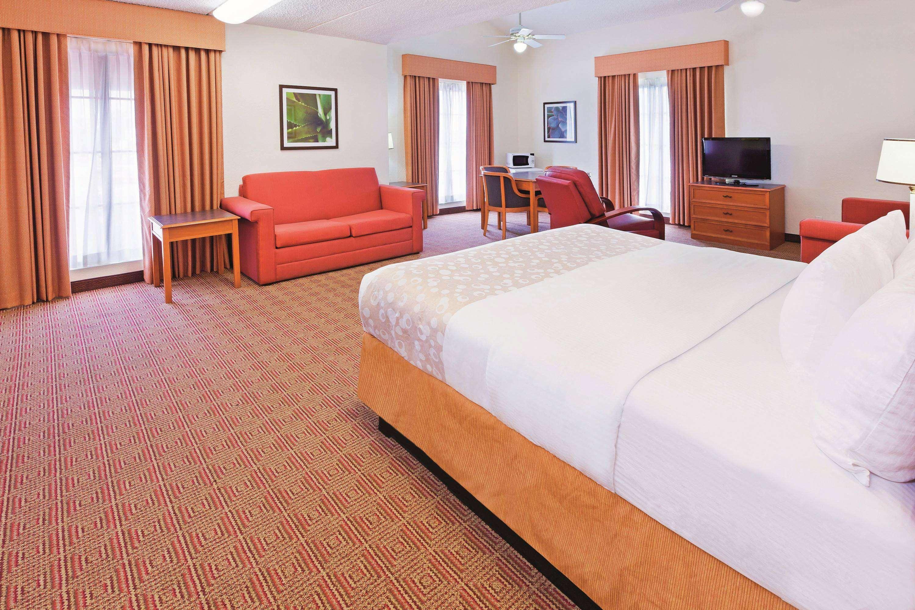 Super 8 San Antonio Near SeaWorld Ingram Park 2