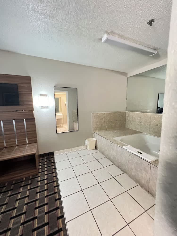 Country Hearth Inn & Suites Augusta 2
