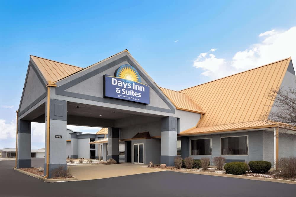 Days Inn & Suites by Wyndham Kokomo 1