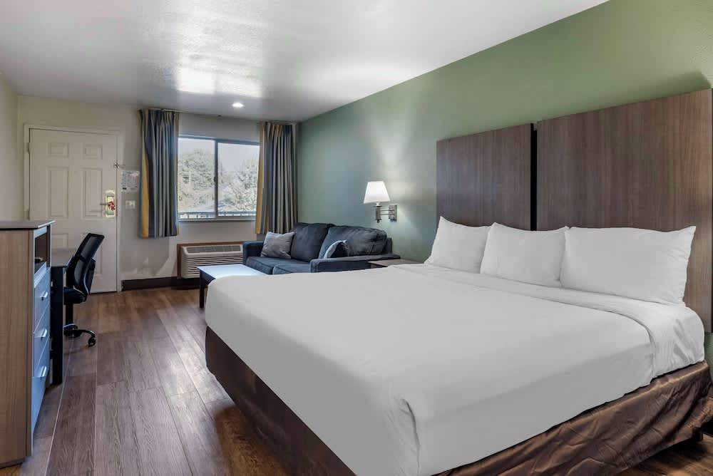 Econo Lodge Portland Airport 1