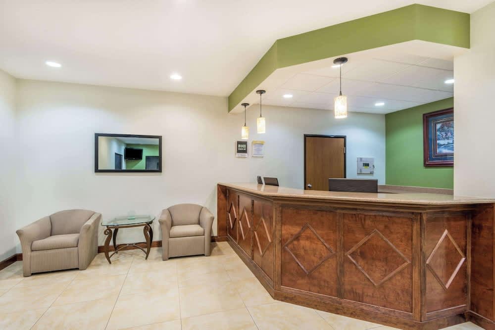 Days Inn by Wyndham Topeka 2