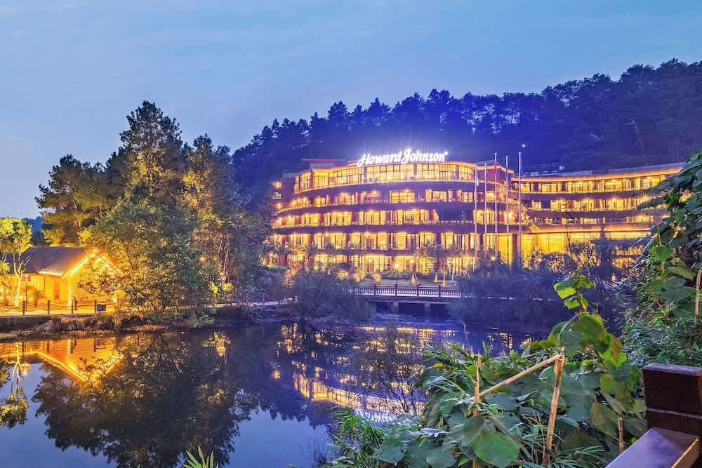 Howard Johnson By Wyndham Lake Serenity Hotel Neijiang 1