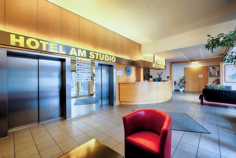 Enjoy Hotel am Studio 2