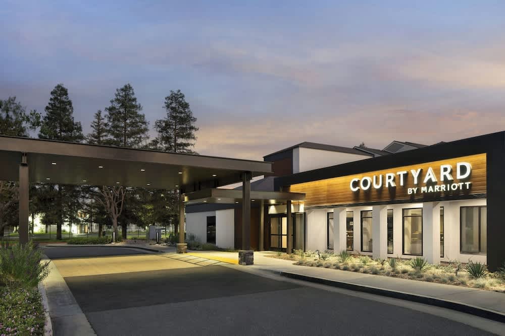 Courtyard by Marriott Bakersfield 1