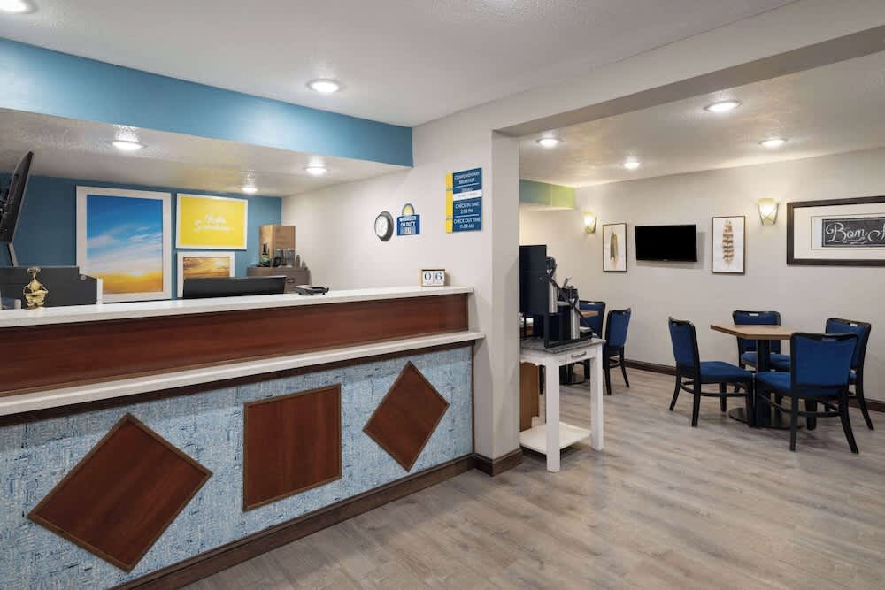 Days Inn & Suites by Wyndham Kokomo 2