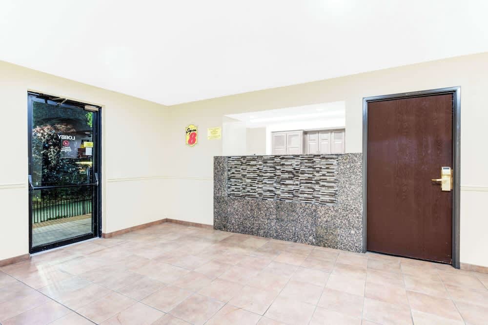 Super 8 by Wyndham Hagerstown I-70 3