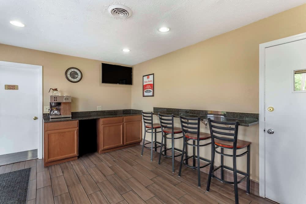 Econo Lodge Nashville North 5