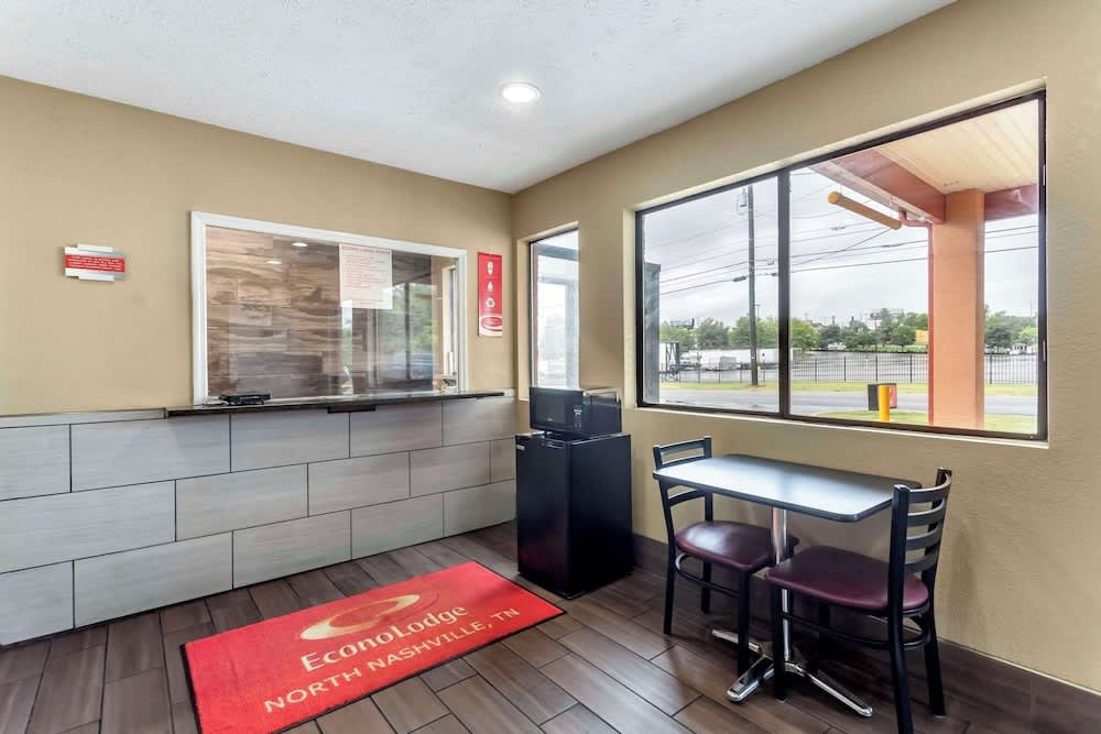 Econo Lodge Nashville North 4