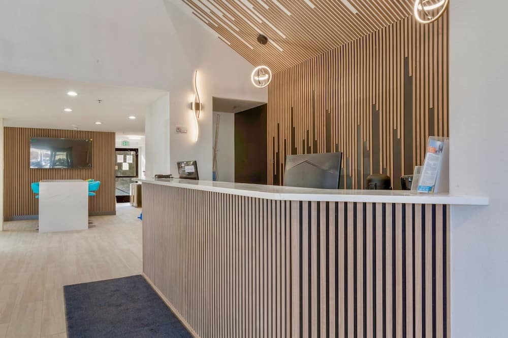 Days Inn by Wyndham Thornton 2