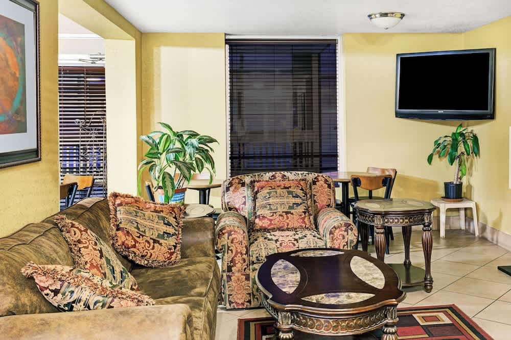 Days Inn & Suites by Wyndham Downtown Gatlinburg Parkway 3