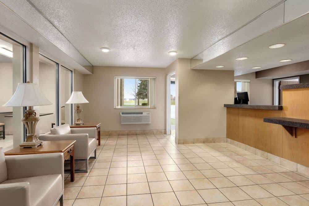 Super 8 by Wyndham Joliet I-55 N/Chicago 2