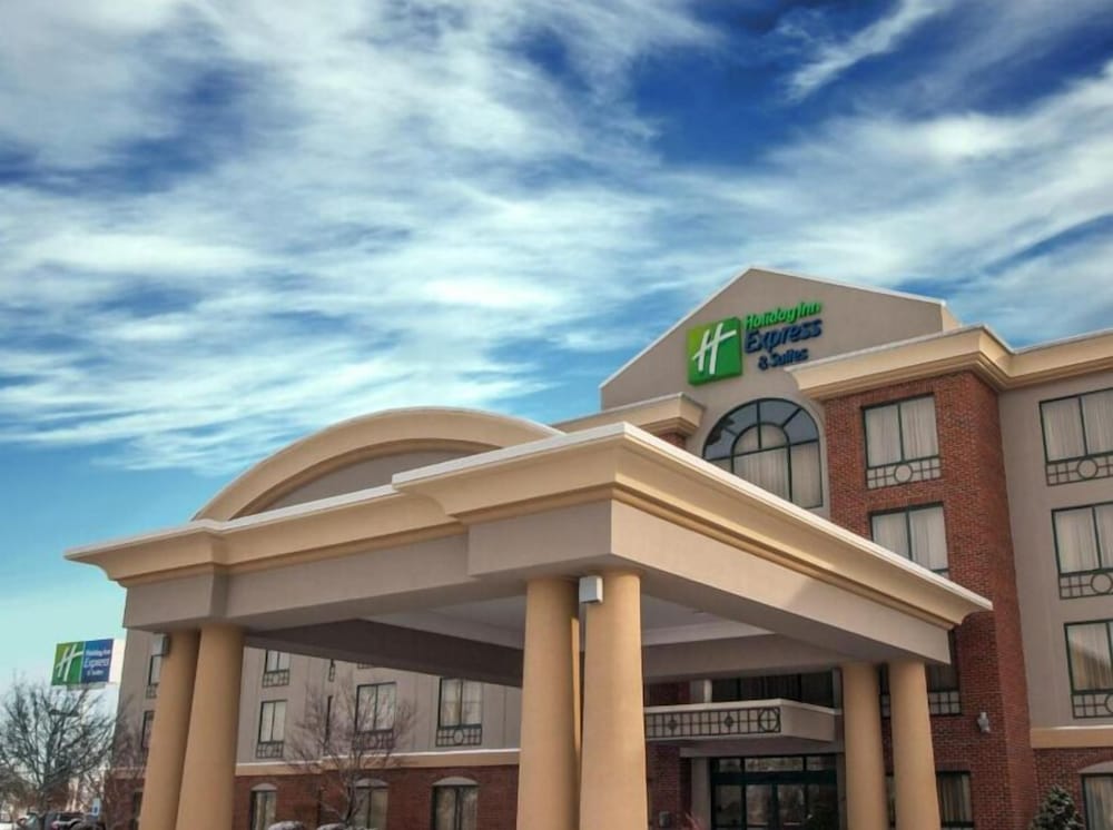 Holiday Inn Express & Suites BUFFALO-AIRPORT by IHG 1