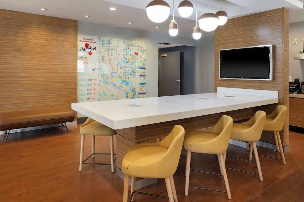 TownePlace Suites by Marriott Ontario Airport 4