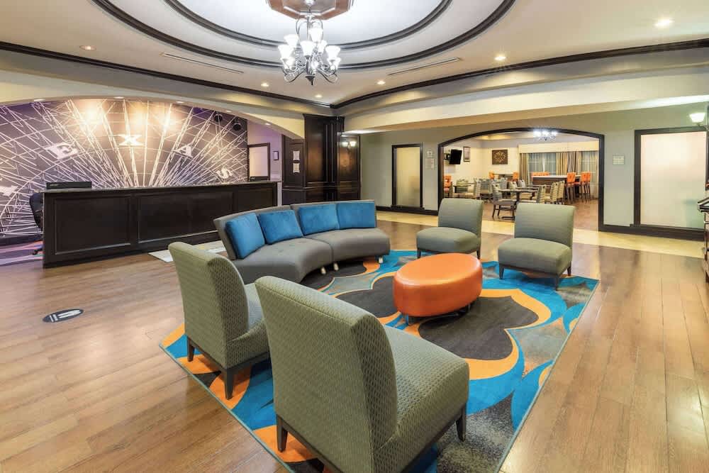 La Quinta Inn & Suites by Wyndham Fort Worth - Lake Worth 2