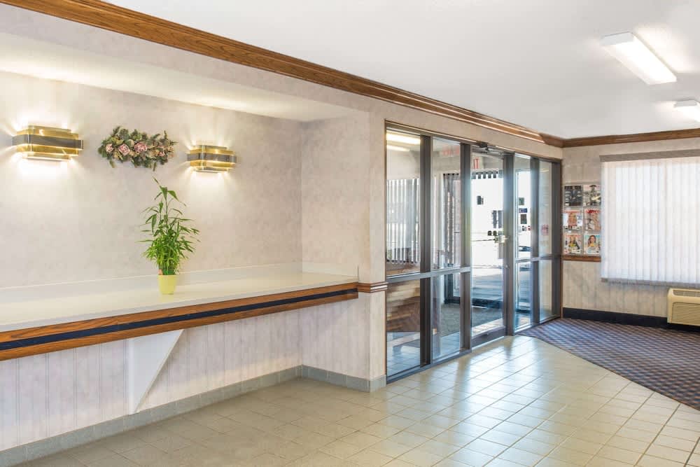 Days Inn by Wyndham Pontoon Beach 2
