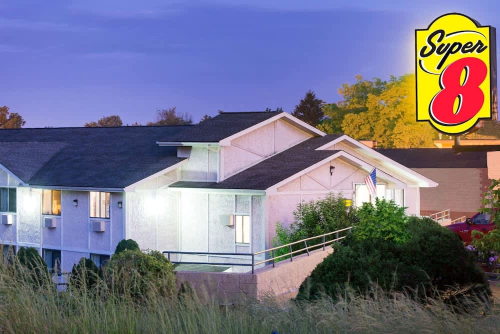 Super 8 by Wyndham Pittsburgh PA Airport-University Area 1