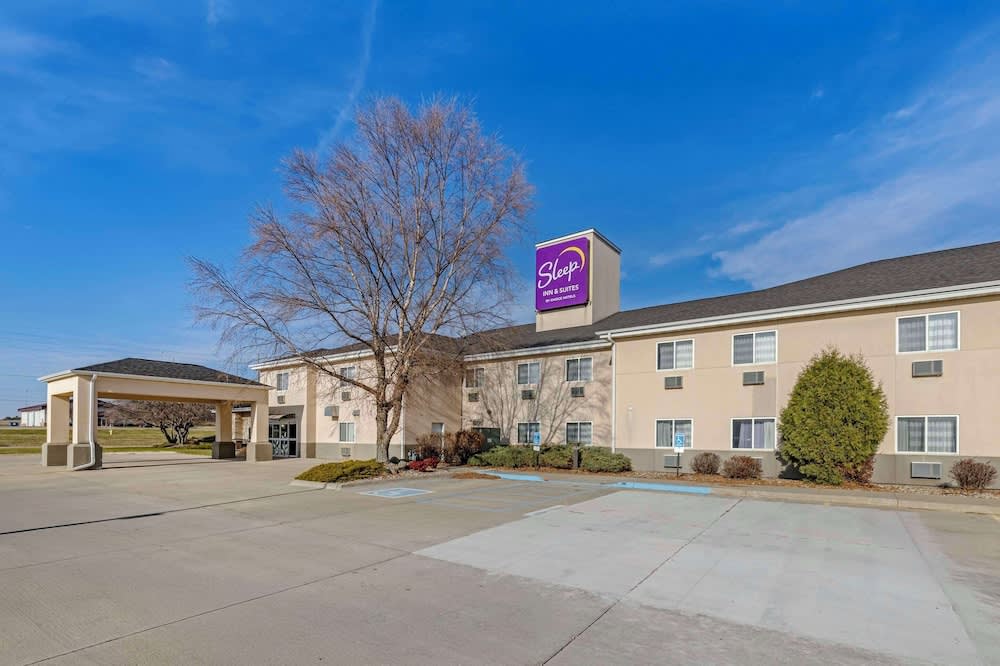 Sleep Inn & Suites Charles City 1