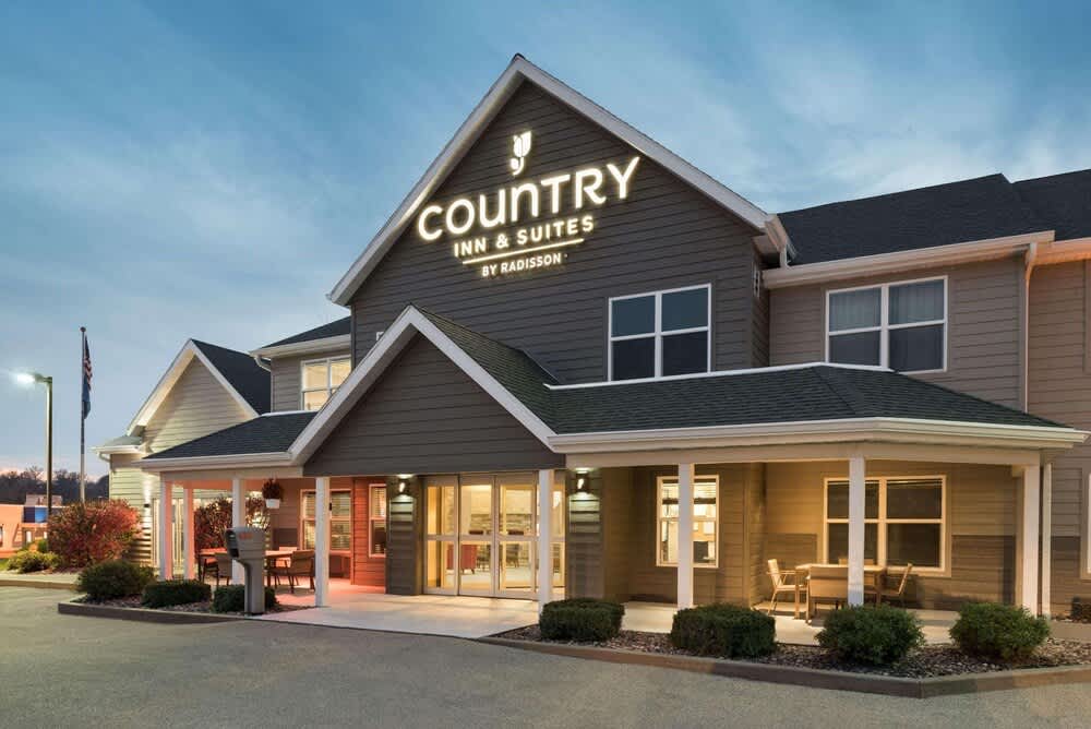 Country Inn & Suites by Radisson, Platteville, WI 1
