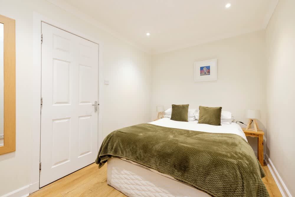 JOIVY Gorgeous Flat Near Edinburgh Castle W/ Parking 2