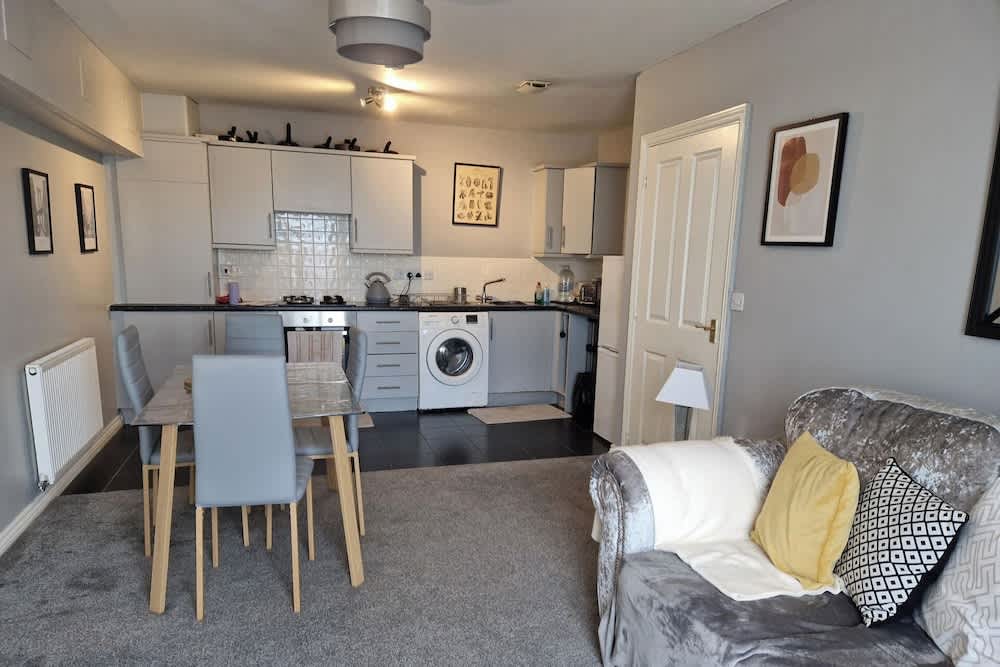 Stylish 2-bed Apartment - Sleeps 4, Parking & Wifi 1