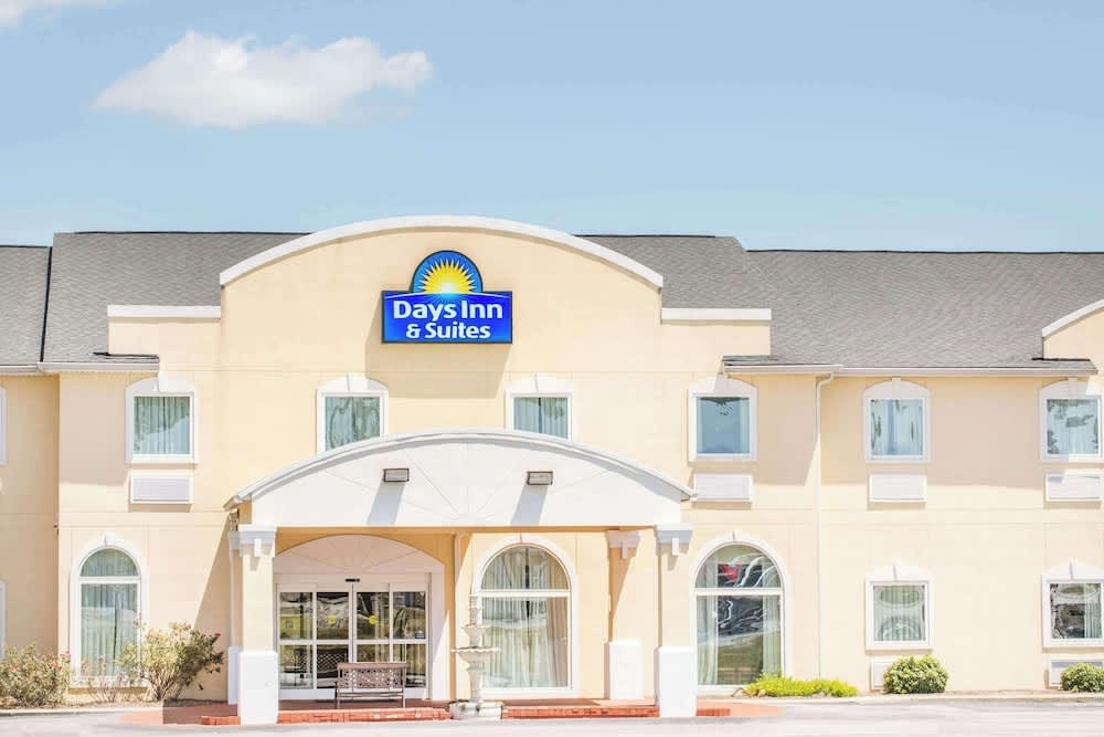 Days Inn & Suites by Wyndham Swainsboro 1