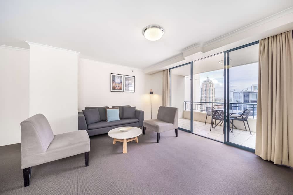 Oaks Sydney Castlereagh Suites 1