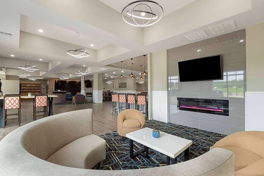 La Quinta Inn & Suites by Wyndham Coralville Iowa City 2