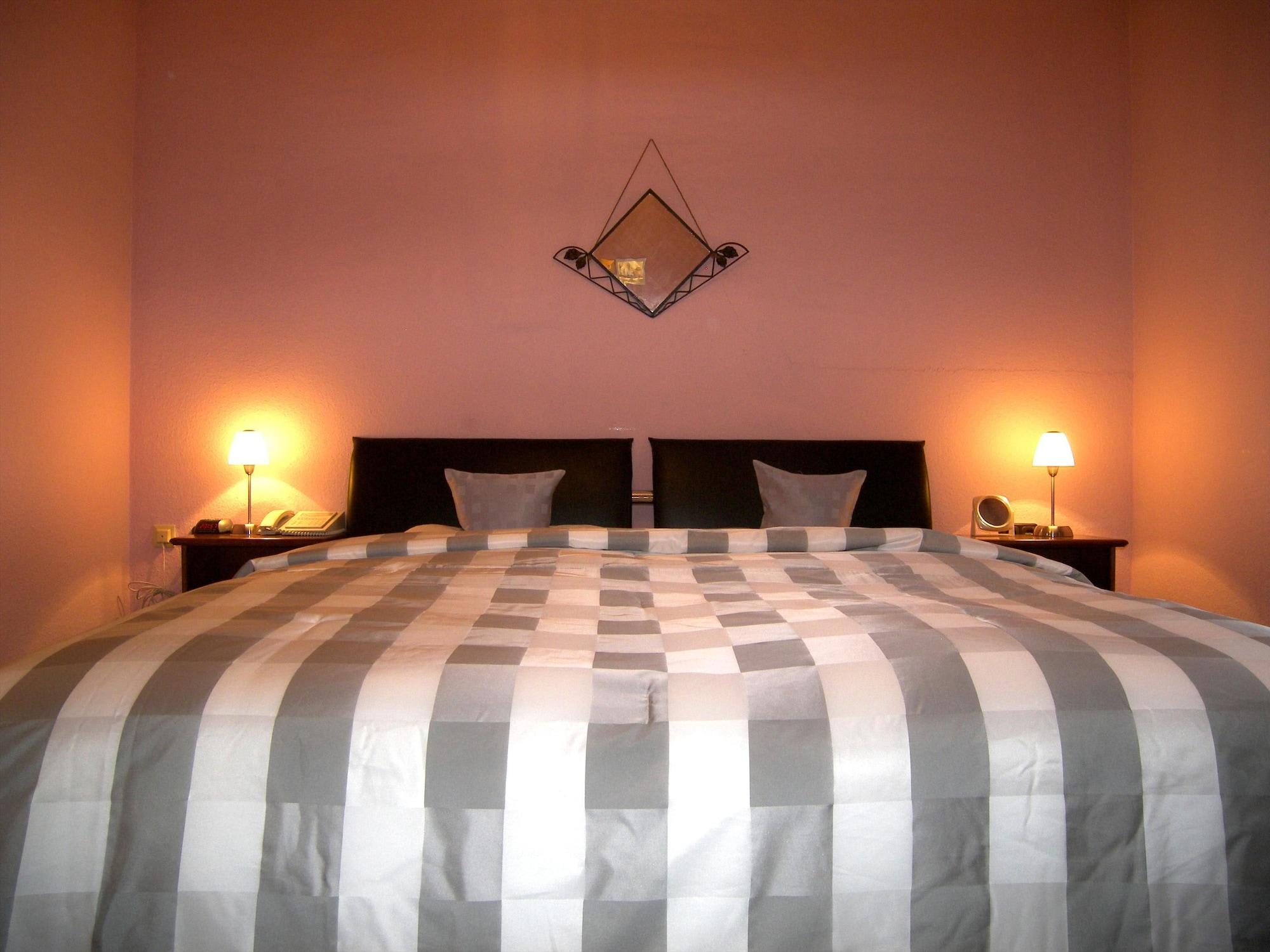 Hotel Attaché 1