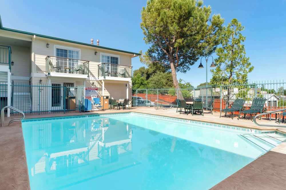 Best Western Cedar Inn & Suites 1