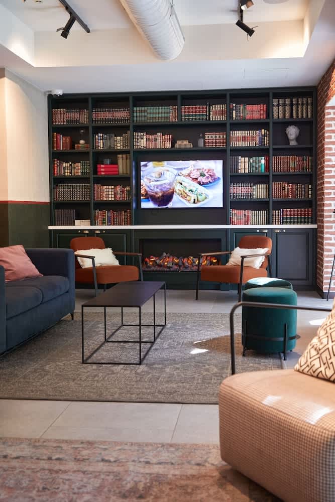 LATROUPE Prado Hostel 1