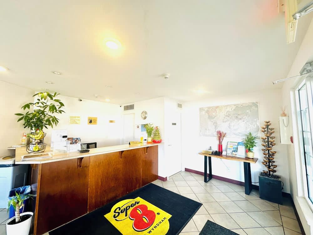 Super 8 by Wyndham Lake Country/Winfield Area 2