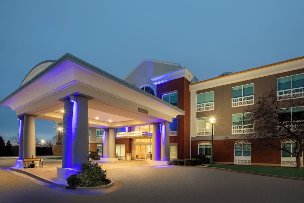 Holiday Inn Express & Suites GRAND RAPIDS-NORTH by IHG 1