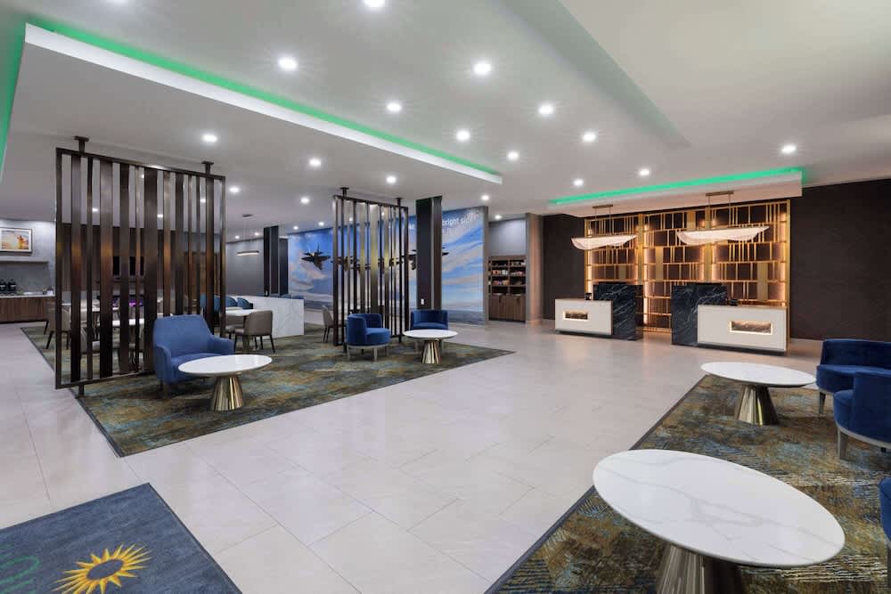 La Quinta Inn & Suites by Wyndham San Antonio at the RIM 2