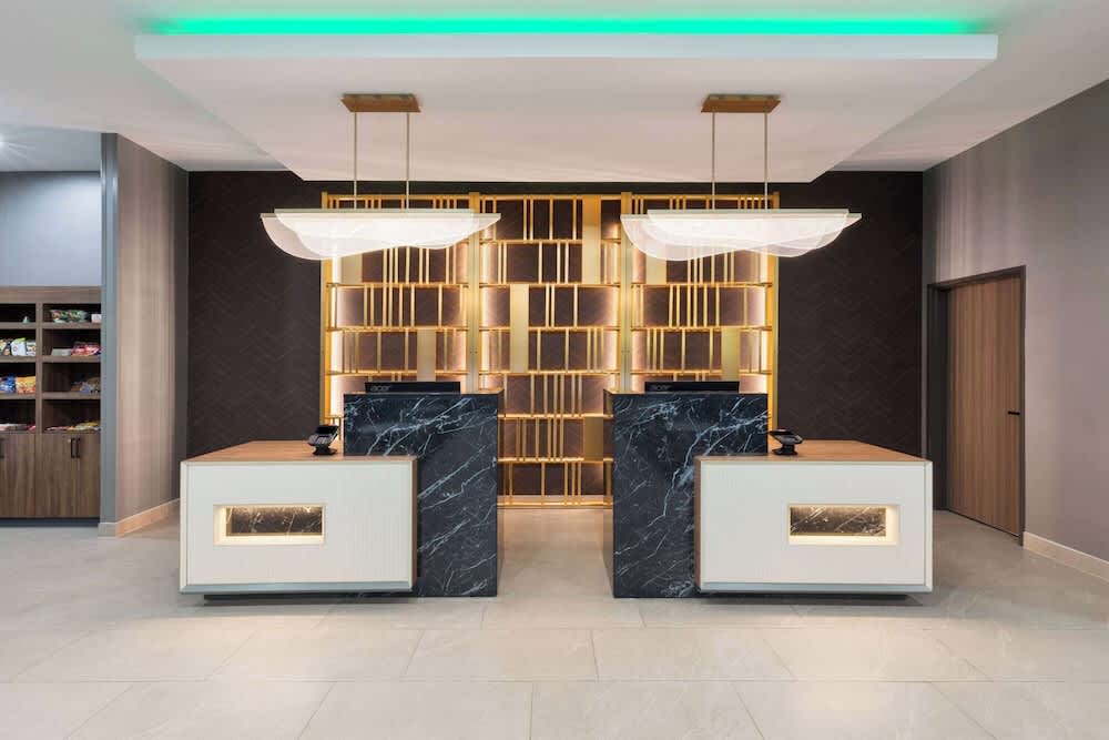 La Quinta Inn & Suites by Wyndham San Antonio at the RIM 1