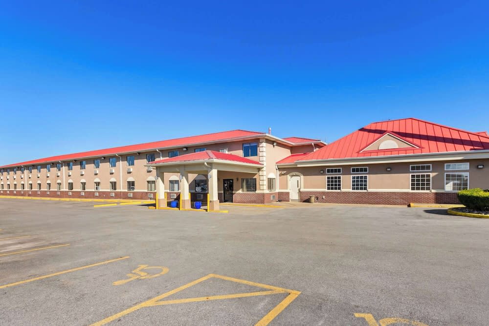 Super 8 by Wyndham Elizabethtown 1