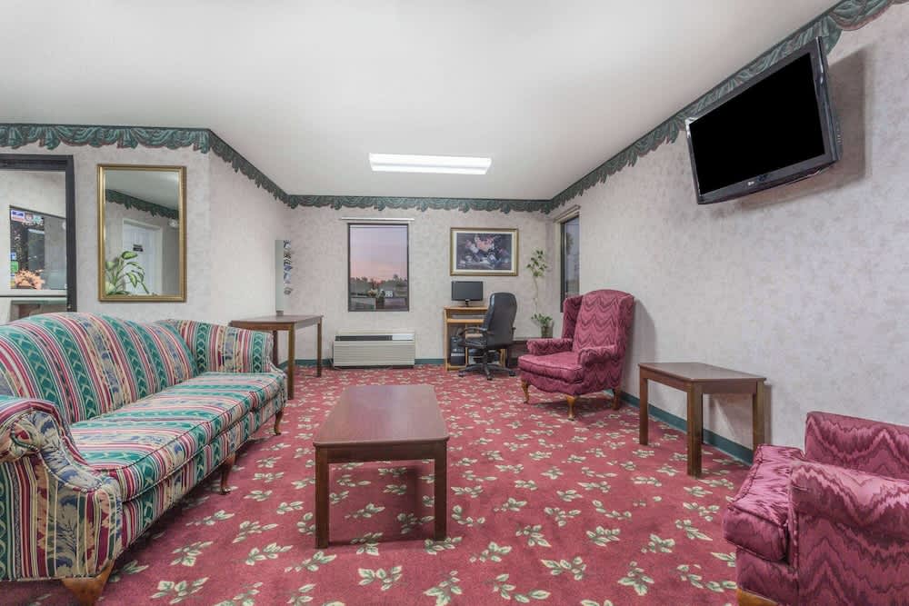 Days Inn by Wyndham Royston 2